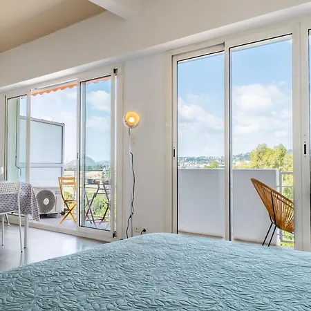 Bright Cocoon With Sea Views شقة *